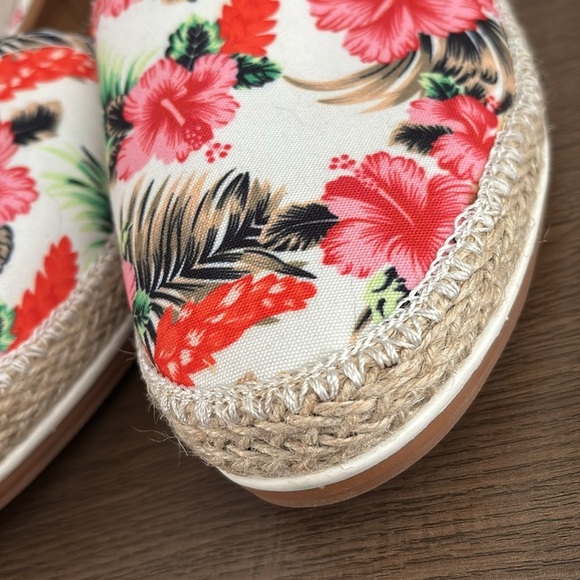 Comfortview Women's The Spencer Slip On Flat Tropical Hawaiian Floral 12 Wide - Picture 4 of 10